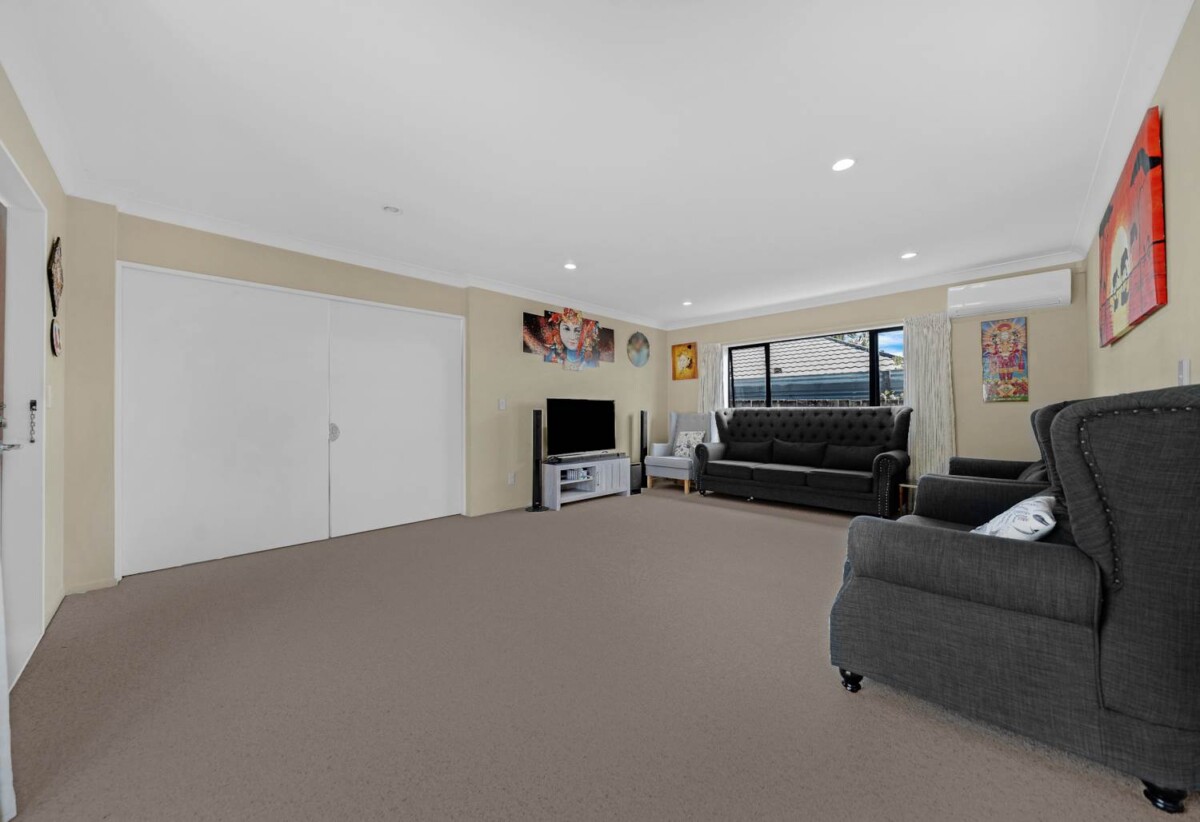 Brick and tile 4 beds 2 baths house with double garage on 469m2 section, Walking distance to Hunters Plaza, l, close to schools, mtorway access, zoned for Papatoetoe High School, Papatoetoe Intermediate, and Papatoetoe West School, 204A Shirley Road, Papatoetoe, Auckland