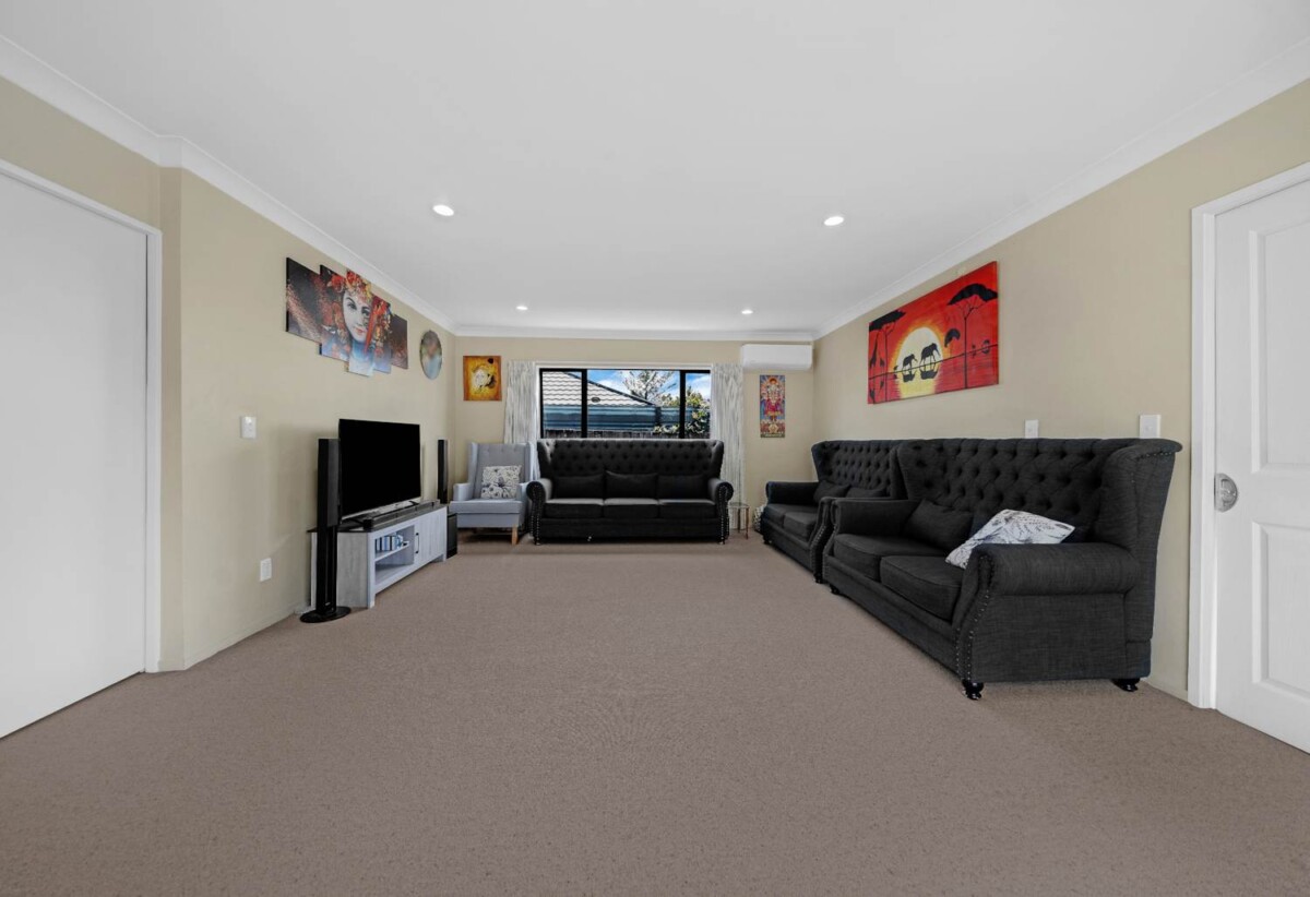 Brick and tile 4 beds 2 baths house with double garage on 469m2 section, Walking distance to Hunters Plaza, l, close to schools, mtorway access, zoned for Papatoetoe High School, Papatoetoe Intermediate, and Papatoetoe West School, 204A Shirley Road, Papatoetoe, Auckland