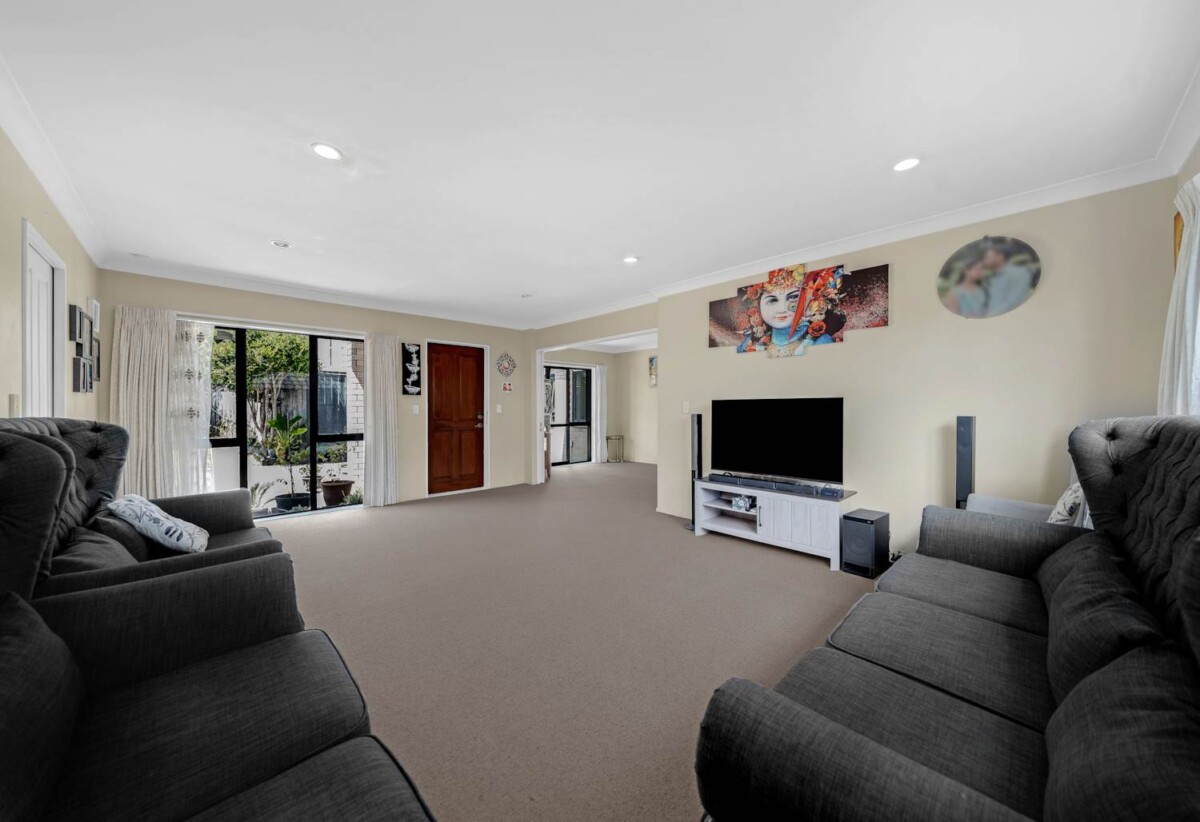 Brick and tile 4 beds 2 baths house with double garage on 469m2 section, Walking distance to Hunters Plaza, l, close to schools, mtorway access, zoned for Papatoetoe High School, Papatoetoe Intermediate, and Papatoetoe West School, 204A Shirley Road, Papatoetoe, Auckland