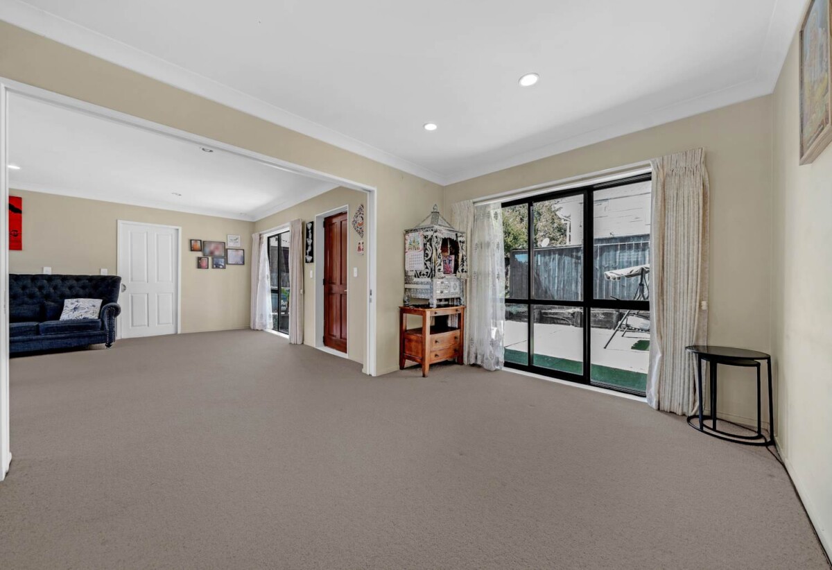 Brick and tile 4 beds 2 baths house with double garage on 469m2 section, Walking distance to Hunters Plaza, l, close to schools, mtorway access, zoned for Papatoetoe High School, Papatoetoe Intermediate, and Papatoetoe West School, 204A Shirley Road, Papatoetoe, Auckland