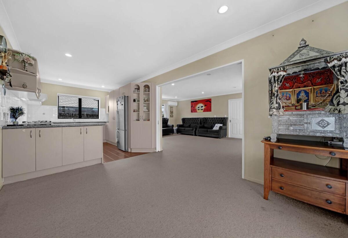 Brick and tile 4 beds 2 baths house with double garage on 469m2 section, Walking distance to Hunters Plaza, l, close to schools, mtorway access, zoned for Papatoetoe High School, Papatoetoe Intermediate, and Papatoetoe West School, 204A Shirley Road, Papatoetoe, Auckland