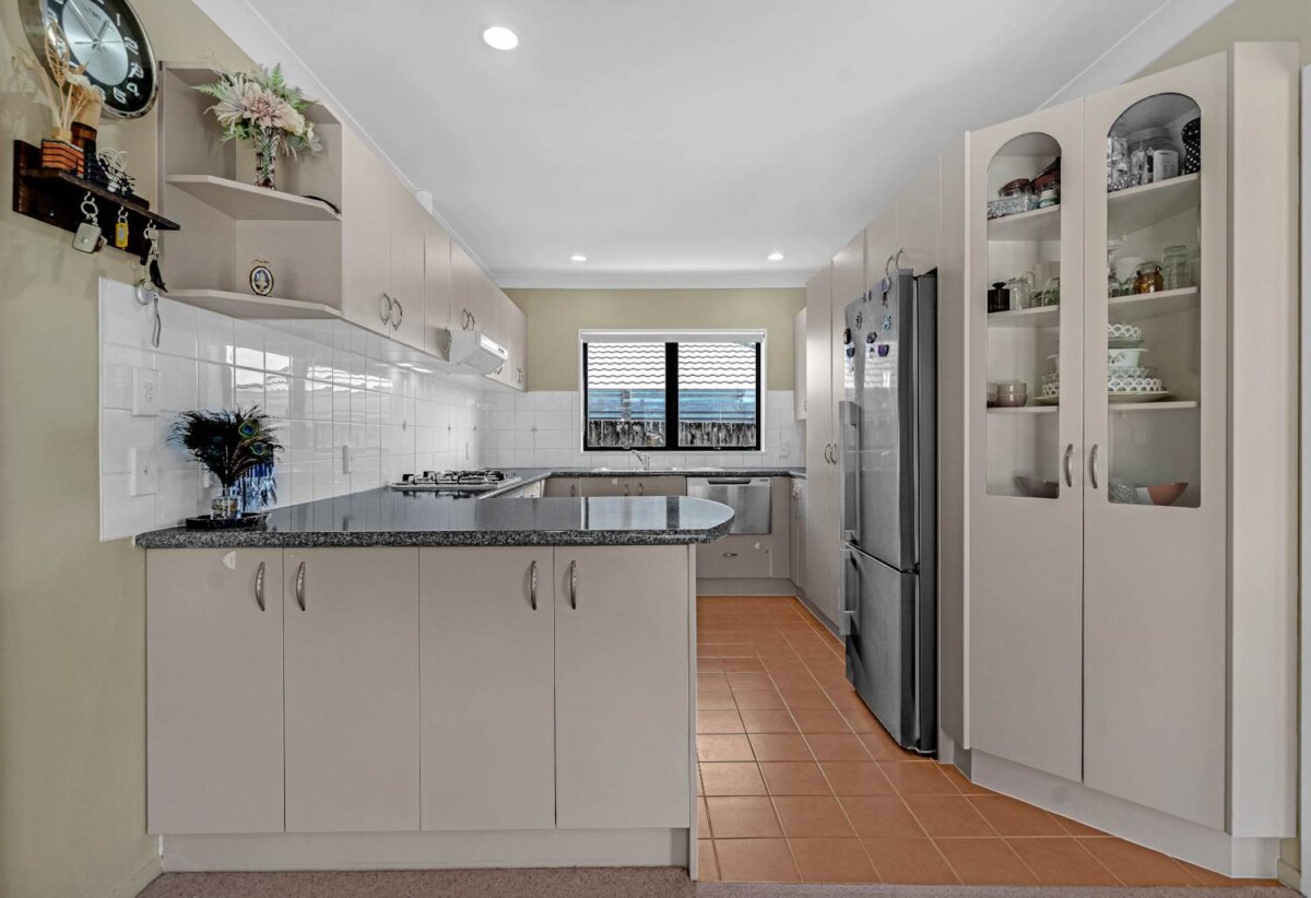 Brick and tile 4 beds 2 baths house with double garage on 469m2 section, Walking distance to Hunters Plaza, l, close to schools, mtorway access, zoned for Papatoetoe High School, Papatoetoe Intermediate, and Papatoetoe West School, 204A Shirley Road, Papatoetoe, Auckland