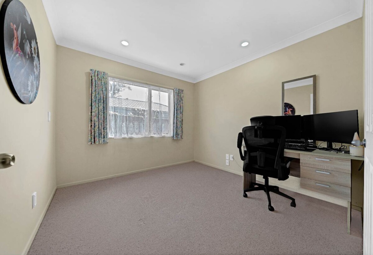 Brick and tile 4 beds 2 baths house with double garage on 469m2 section, Walking distance to Hunters Plaza, l, close to schools, mtorway access, zoned for Papatoetoe High School, Papatoetoe Intermediate, and Papatoetoe West School, 204A Shirley Road, Papatoetoe, Auckland