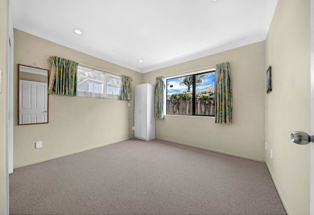 Brick and tile 4 beds 2 baths house with double garage on 469m2 section, Walking distance to Hunters Plaza, l, close to schools, mtorway access, zoned for Papatoetoe High School, Papatoetoe Intermediate, and Papatoetoe West School, 204A Shirley Road, Papatoetoe, Auckland