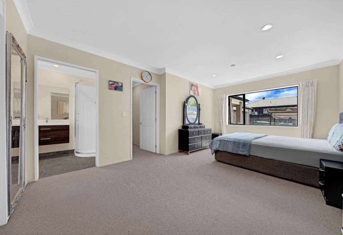 Brick and tile 4 beds 2 baths house with double garage on 469m2 section, Walking distance to Hunters Plaza, l, close to schools, mtorway access, zoned for Papatoetoe High School, Papatoetoe Intermediate, and Papatoetoe West School, 204A Shirley Road, Papatoetoe, Auckland