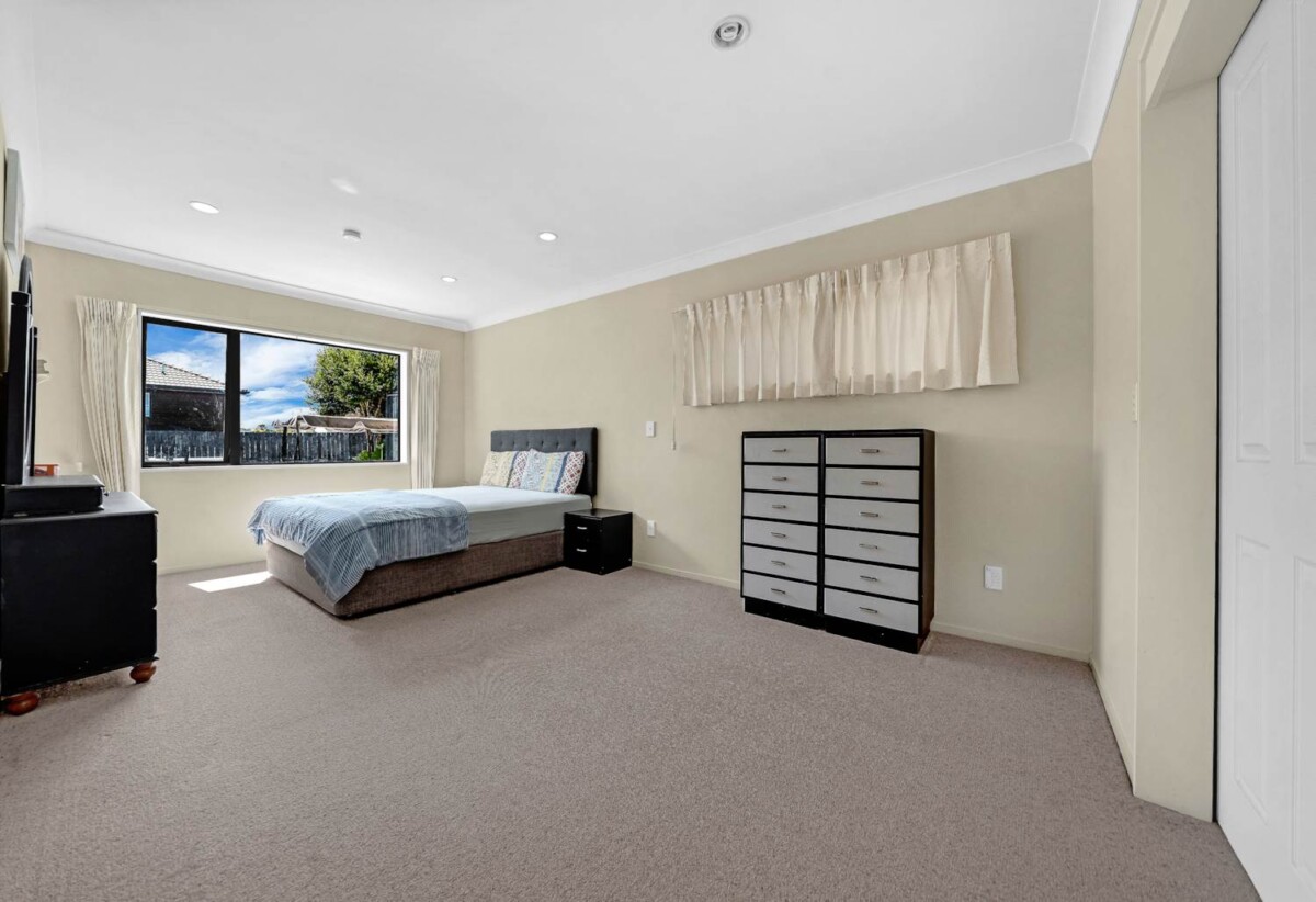 Brick and tile 4 beds 2 baths house with double garage on 469m2 section, Walking distance to Hunters Plaza, l, close to schools, mtorway access, zoned for Papatoetoe High School, Papatoetoe Intermediate, and Papatoetoe West School, 204A Shirley Road, Papatoetoe, Auckland