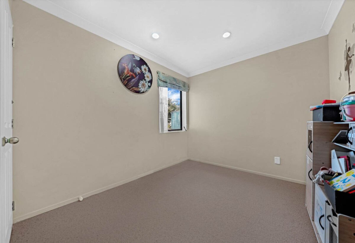 Brick and tile 4 beds 2 baths house with double garage on 469m2 section, Walking distance to Hunters Plaza, l, close to schools, mtorway access, zoned for Papatoetoe High School, Papatoetoe Intermediate, and Papatoetoe West School, 204A Shirley Road, Papatoetoe, Auckland