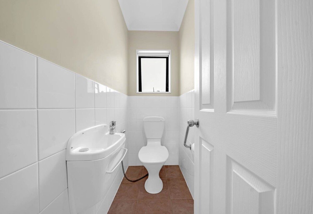 Brick and tile 4 beds 2 baths house with double garage on 469m2 section, Walking distance to Hunters Plaza, l, close to schools, mtorway access, zoned for Papatoetoe High School, Papatoetoe Intermediate, and Papatoetoe West School, 204A Shirley Road, Papatoetoe, Auckland