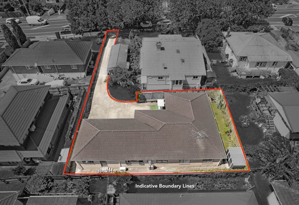 Brick and tile 4 beds 2 baths house with double garage on 469m2 section, Walking distance to Hunters Plaza, l, close to schools, mtorway access, zoned for Papatoetoe High School, Papatoetoe Intermediate, and Papatoetoe West School, 204A Shirley Road, Papatoetoe, Auckland