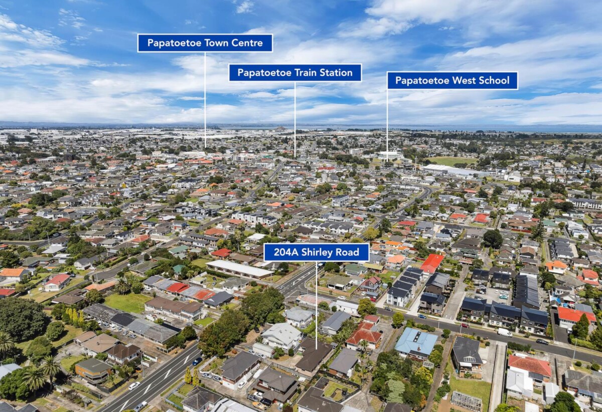 Brick and tile 4 beds 2 baths house with double garage on 469m2 section, Walking distance to Hunters Plaza, l, close to schools, mtorway access, zoned for Papatoetoe High School, Papatoetoe Intermediate, and Papatoetoe West School, 204A Shirley Road, Papatoetoe, Auckland