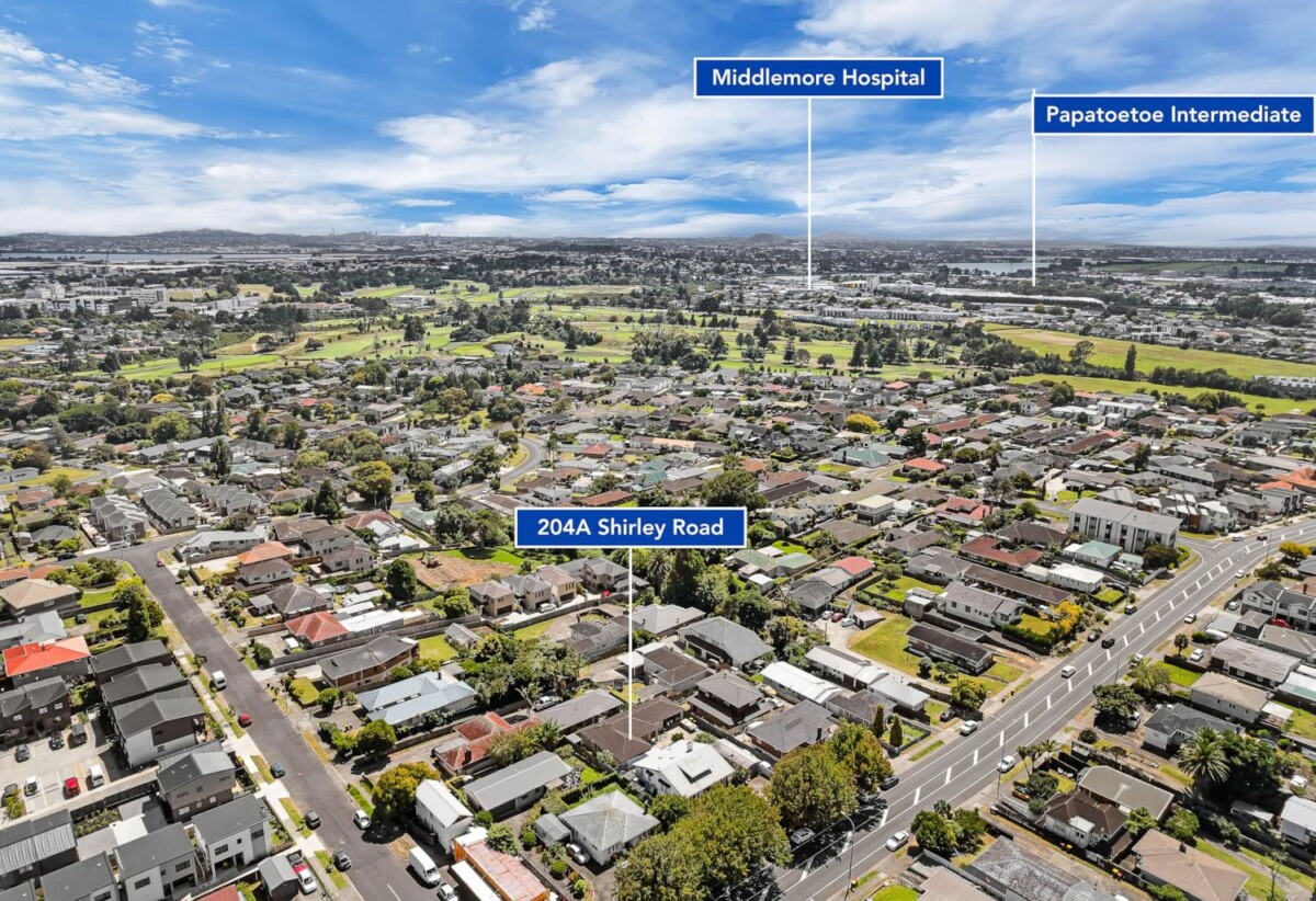 Brick and tile 4 beds 2 baths house with double garage on 469m2 section, Walking distance to Hunters Plaza, l, close to schools, mtorway access, zoned for Papatoetoe High School, Papatoetoe Intermediate, and Papatoetoe West School, 204A Shirley Road, Papatoetoe, Auckland