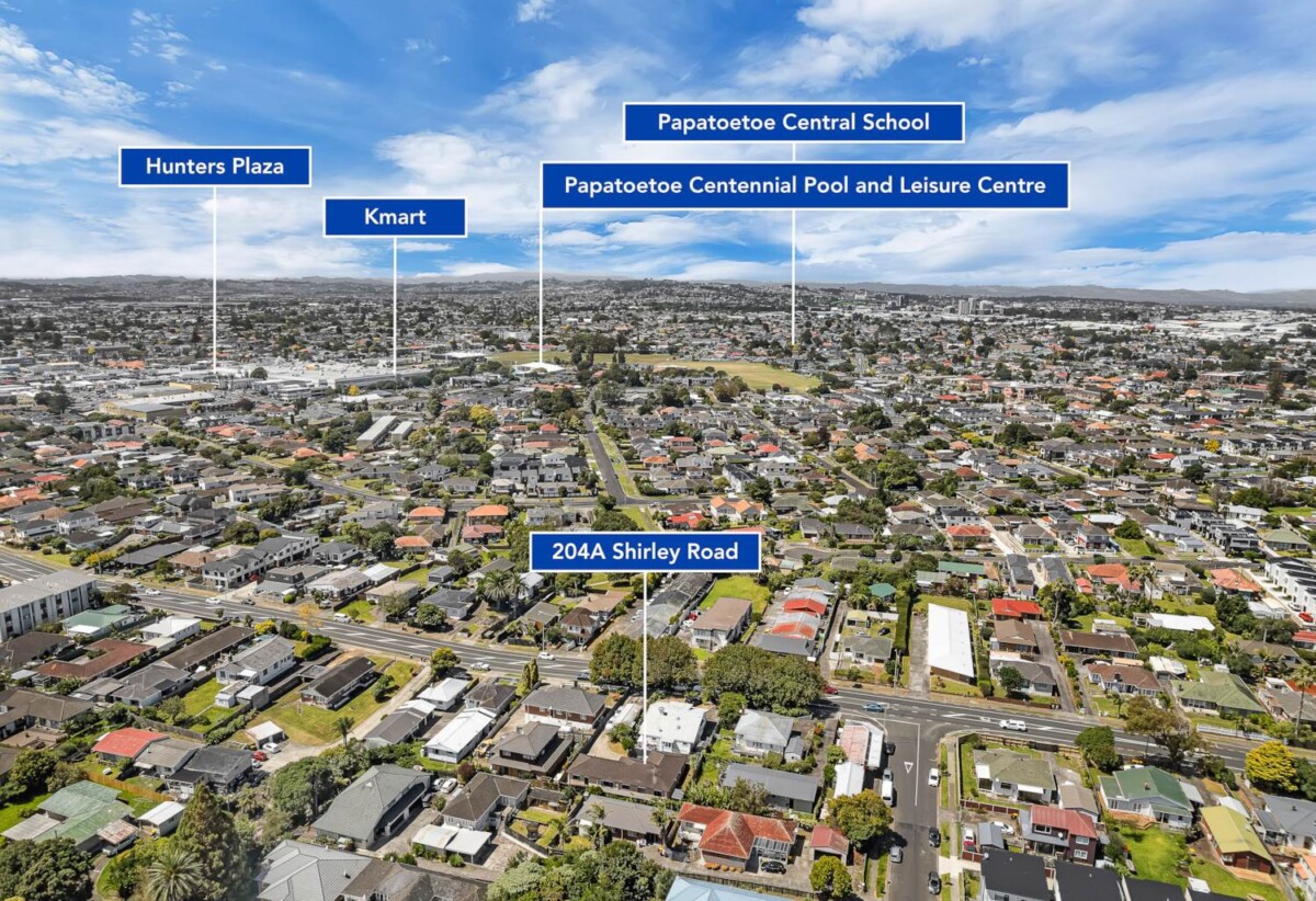 Brick and tile 4 beds 2 baths house with double garage on 469m2 section, Walking distance to Hunters Plaza, l, close to schools, mtorway access, zoned for Papatoetoe High School, Papatoetoe Intermediate, and Papatoetoe West School, 204A Shirley Road, Papatoetoe, Auckland