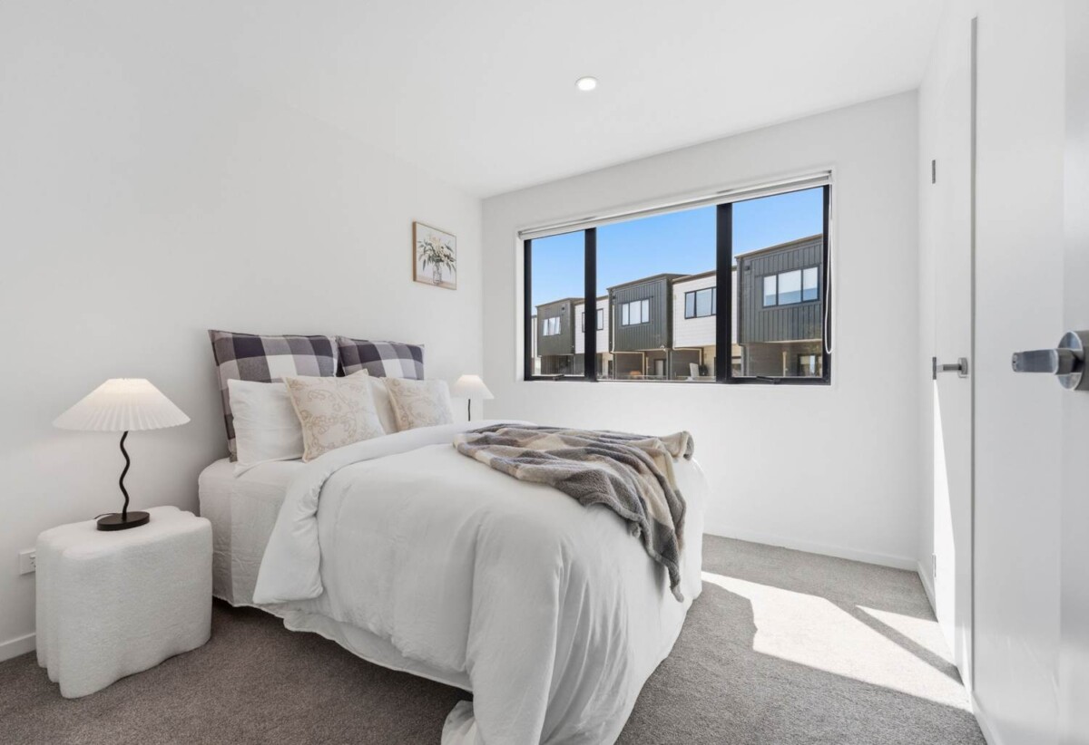 Stamford 10-Year Warranty (approx. 5.5 years remaining), 3 beds + study 2 baths home with car park, Approx. 350m (about 1 min drive) to motorway on-ramp, close to Albany Mall, parks, and key amenities, Zoned for Upper Harbour Primary, Albany Junior & Senior High, 26/9 Schnapper Rock Road, Greenhithe, Auckland