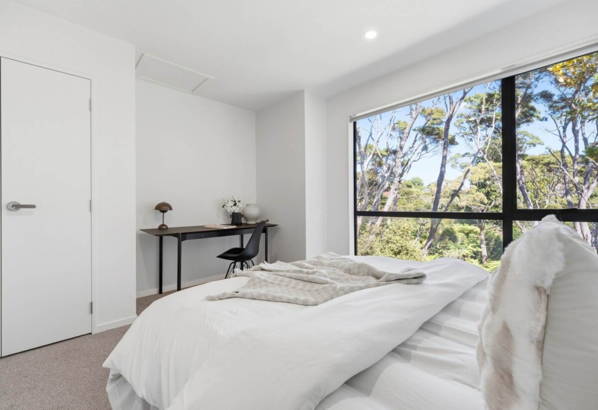 Stamford 10-Year Warranty (approx. 5.5 years remaining), 3 beds + study 2 baths home with car park, Approx. 350m (about 1 min drive) to motorway on-ramp, close to Albany Mall, parks, and key amenities, Zoned for Upper Harbour Primary, Albany Junior & Senior High, 26/9 Schnapper Rock Road, Greenhithe, Auckland