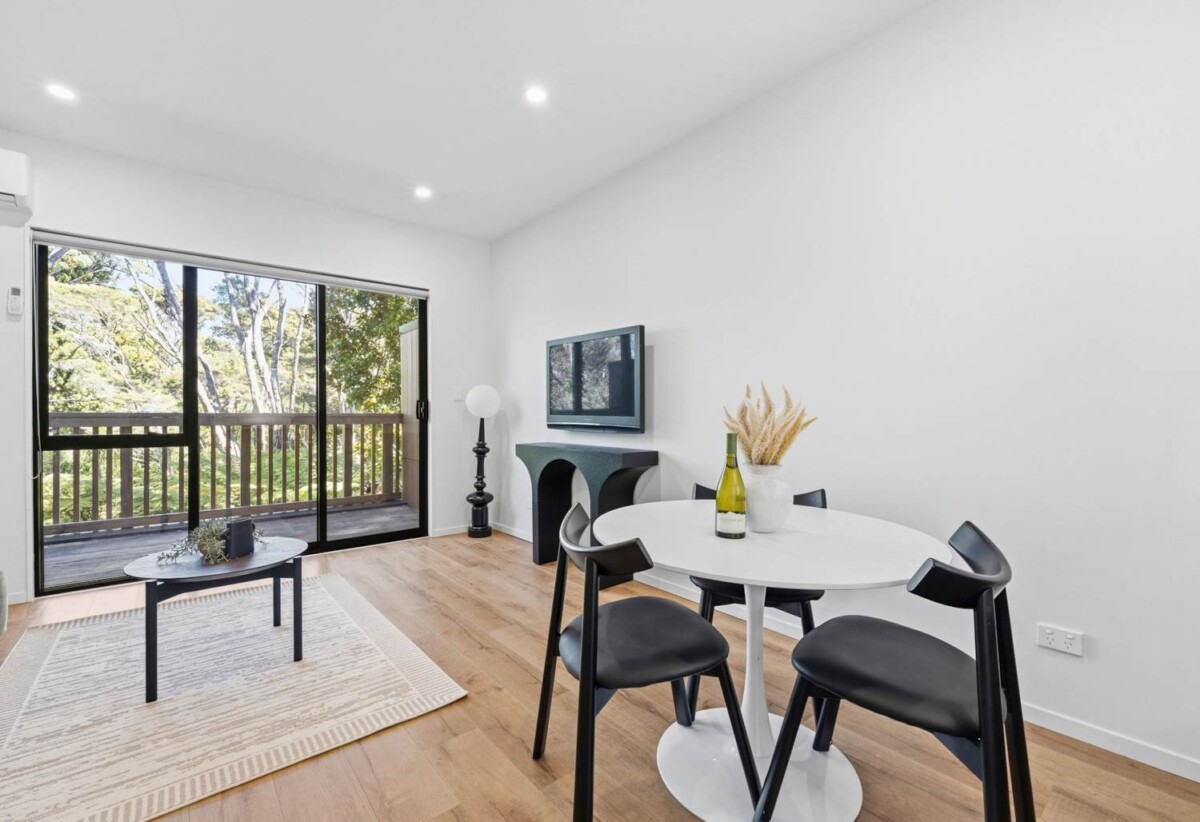 Stamford 10-Year Warranty (approx. 5.5 years remaining), 3 beds + study 2 baths home with car park, Approx. 350m (about 1 min drive) to motorway on-ramp, close to Albany Mall, parks, and key amenities, Zoned for Upper Harbour Primary, Albany Junior & Senior High, 26/9 Schnapper Rock Road, Greenhithe, Auckland