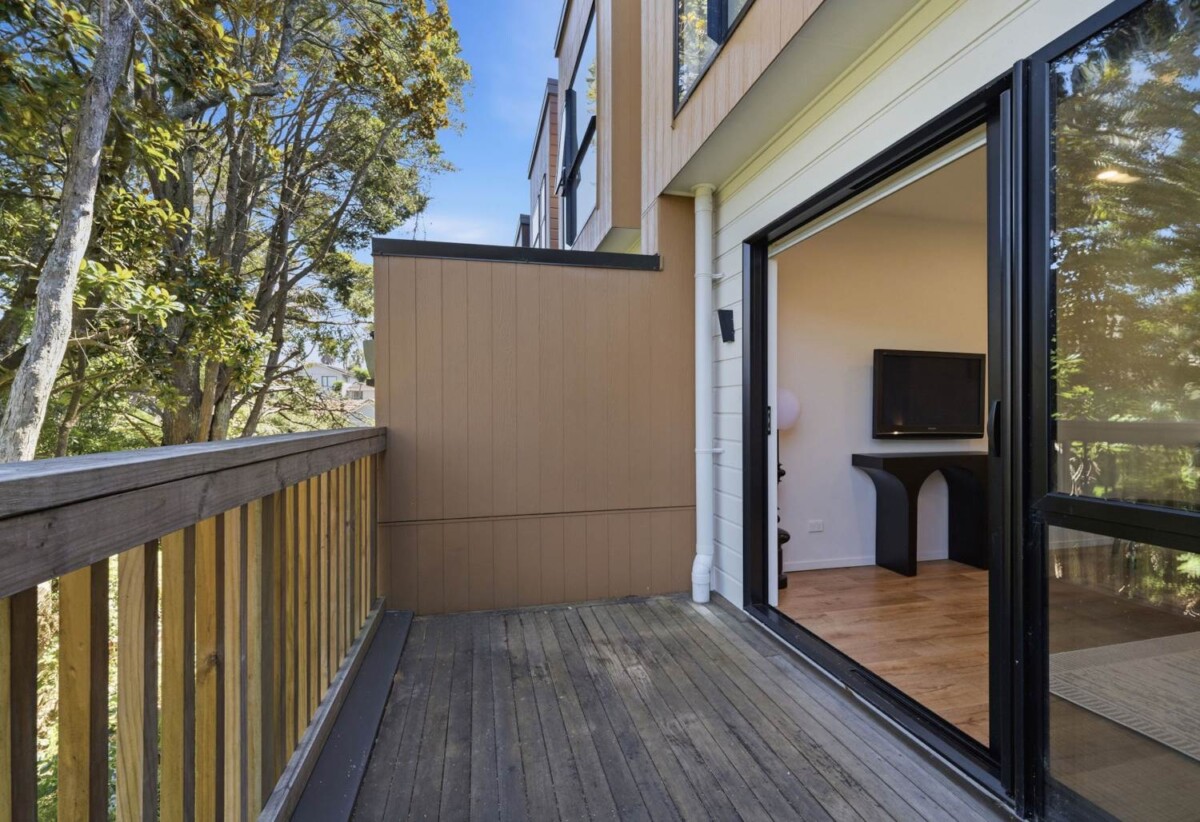 Stamford 10-Year Warranty (approx. 5.5 years remaining), 3 beds + study 2 baths home with car park, Approx. 350m (about 1 min drive) to motorway on-ramp, close to Albany Mall, parks, and key amenities, Zoned for Upper Harbour Primary, Albany Junior & Senior High, 26/9 Schnapper Rock Road, Greenhithe, Auckland