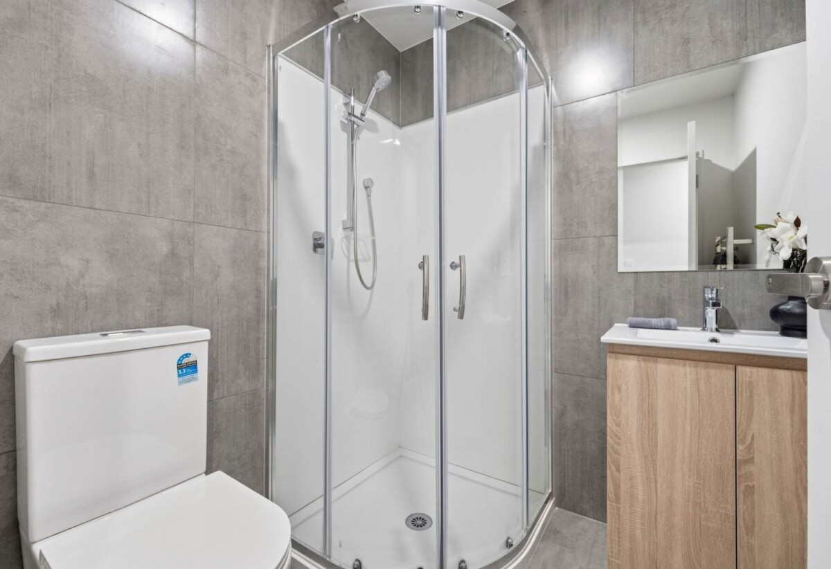 Stamford 10-Year Warranty (approx. 5.5 years remaining), 3 beds + study 2 baths home with car park, Approx. 350m (about 1 min drive) to motorway on-ramp, close to Albany Mall, parks, and key amenities, Zoned for Upper Harbour Primary, Albany Junior & Senior High, 26/9 Schnapper Rock Road, Greenhithe, Auckland