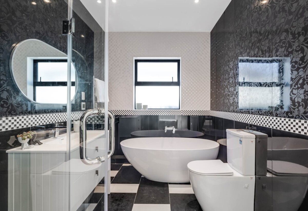 3 beds 2 baths house with garage on 320m2 section, close to schools, shops, seaside reserve, 1.3 km to Gulf Harbour School, 15 Whakairo Crescent, Gulf Harbour, Auckland