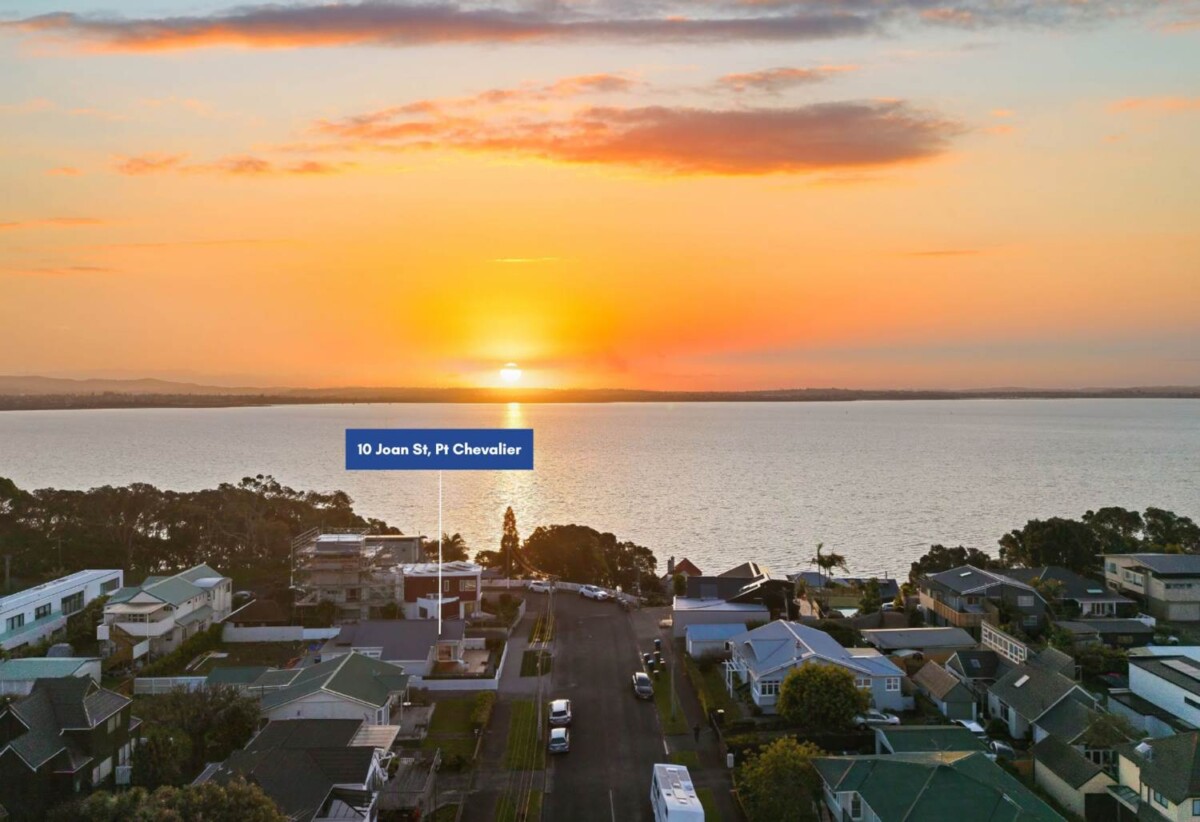 Renovated 3 beds 2 baths house with sea views, Prime Beach-End Location – Steps from the sand, local cafes, Point Chevalier School, parks, and sports facilities, 0.7 km to Pt Chevalier School, 10 Joan Street, Pt Chevalier, Auckland