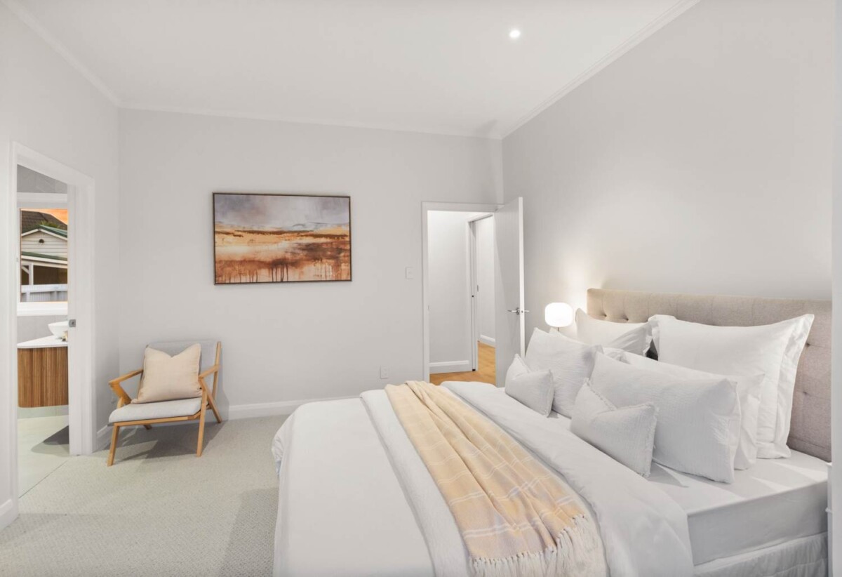 Renovated 3 beds 2 baths house with sea views, Prime Beach-End Location – Steps from the sand, local cafes, Point Chevalier School, parks, and sports facilities, 0.7 km to Pt Chevalier School, 10 Joan Street, Pt Chevalier, Auckland
