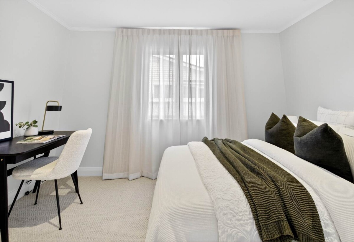 Renovated 3 beds 2 baths house with sea views, Prime Beach-End Location – Steps from the sand, local cafes, Point Chevalier School, parks, and sports facilities, 0.7 km to Pt Chevalier School, 10 Joan Street, Pt Chevalier, Auckland