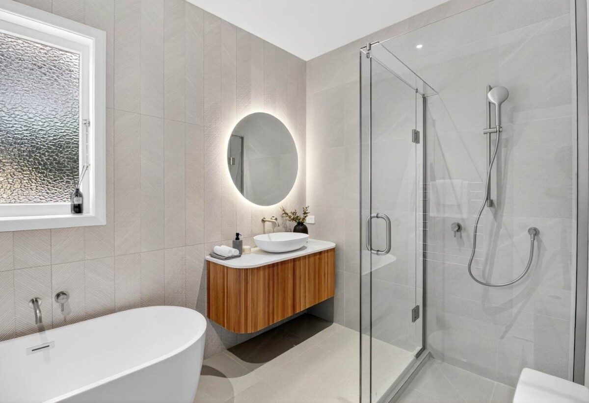Renovated 3 beds 2 baths house with sea views, Prime Beach-End Location – Steps from the sand, local cafes, Point Chevalier School, parks, and sports facilities, 0.7 km to Pt Chevalier School, 10 Joan Street, Pt Chevalier, Auckland
