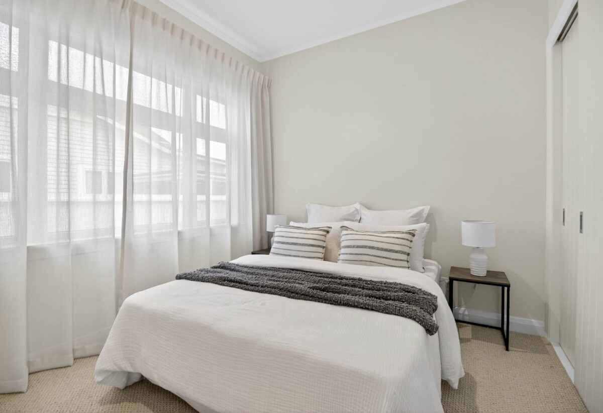 Renovated 3 beds 2 baths house with sea views, Prime Beach-End Location – Steps from the sand, local cafes, Point Chevalier School, parks, and sports facilities, 0.7 km to Pt Chevalier School, 10 Joan Street, Pt Chevalier, Auckland