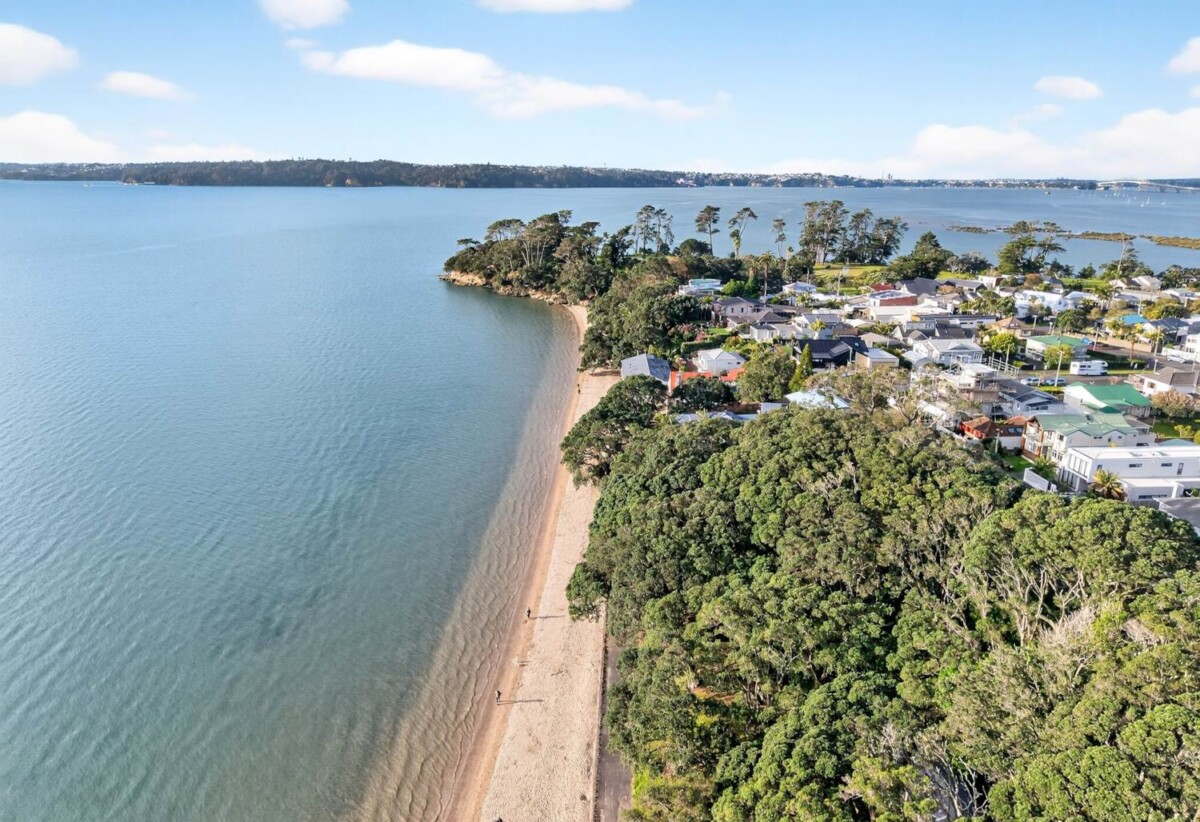 Renovated 3 beds 2 baths house with sea views, Prime Beach-End Location – Steps from the sand, local cafes, Point Chevalier School, parks, and sports facilities, 0.7 km to Pt Chevalier School, 10 Joan Street, Pt Chevalier, Auckland