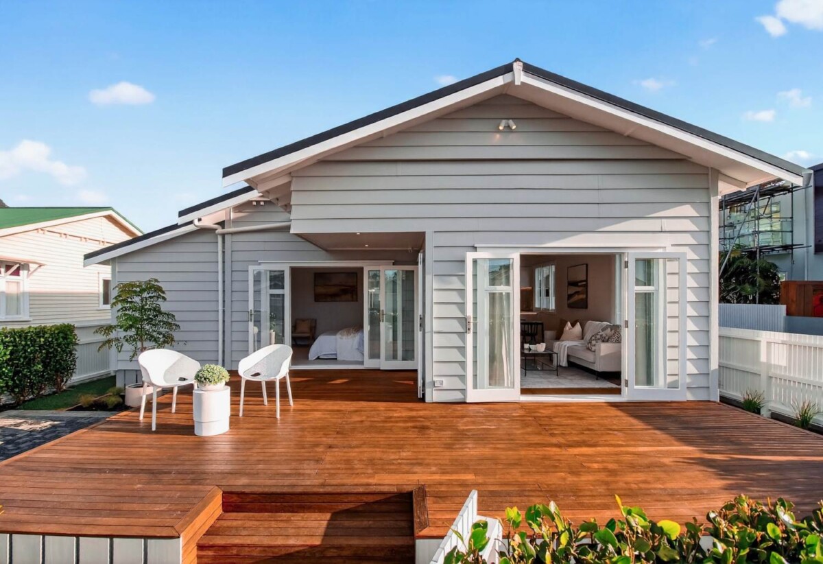 Renovated 3 beds 2 baths house with sea views, Prime Beach-End Location – Steps from the sand, local cafes, Point Chevalier School, parks, and sports facilities, 0.7 km to Pt Chevalier School, 10 Joan Street, Pt Chevalier, Auckland