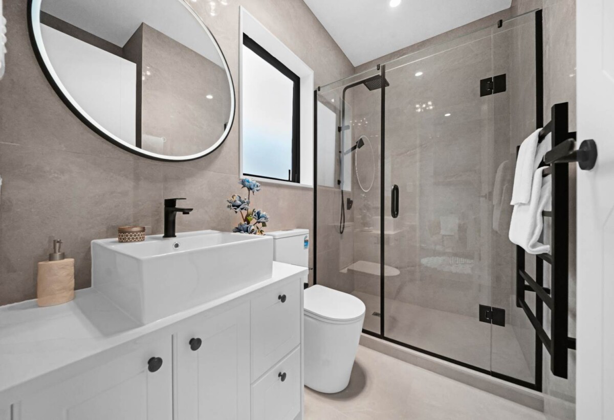 Ormiston school zone, 6 beds 4.5 baths house with garage and 2 beds granny, close to schools, shopping centres, 11 Cyperus Street, Flat Bush, Auckland