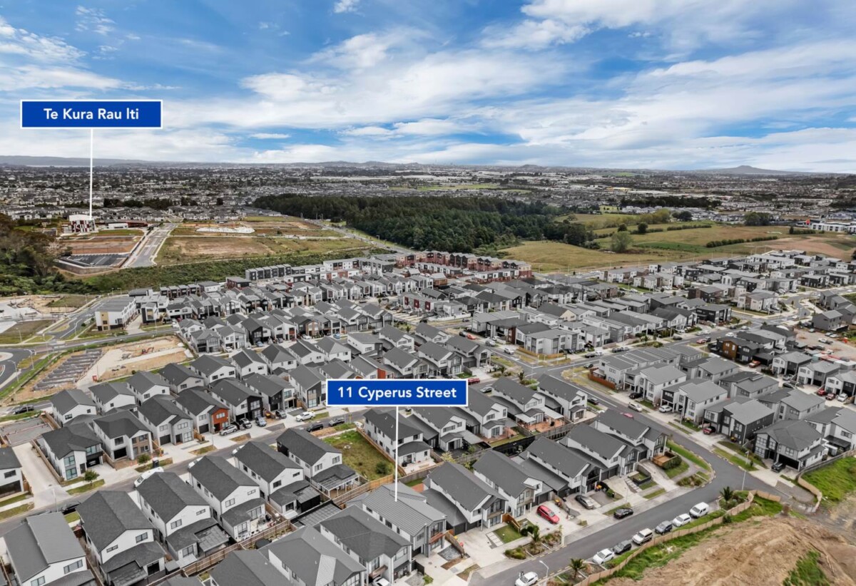 Ormiston school zone, 6 beds 4.5 baths house with garage and 2 beds granny, close to schools, shopping centres, 11 Cyperus Street, Flat Bush, Auckland