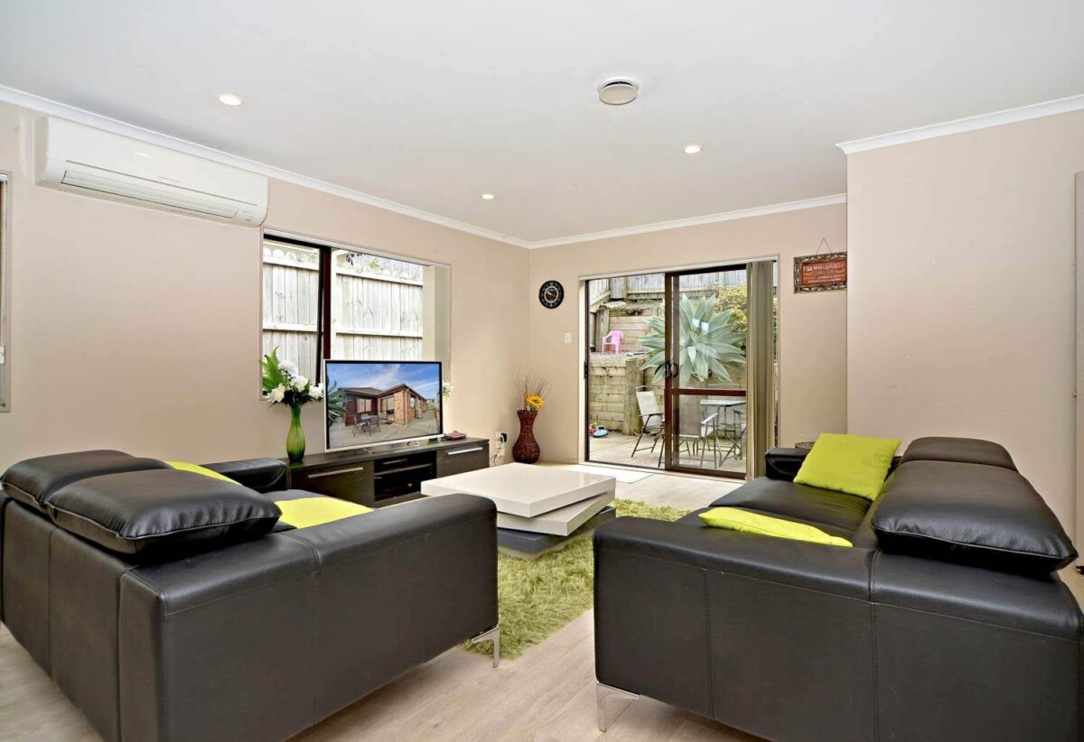 For rent, 4 beds 2 baths house with double garage, available now, 5 Mandival Avenue, Flat Bush, Auckland