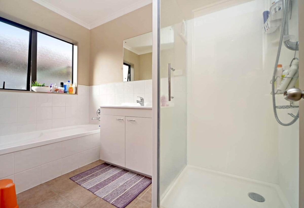 For rent, 4 beds 2 baths house with double garage, available now, 5 Mandival Avenue, Flat Bush, Auckland