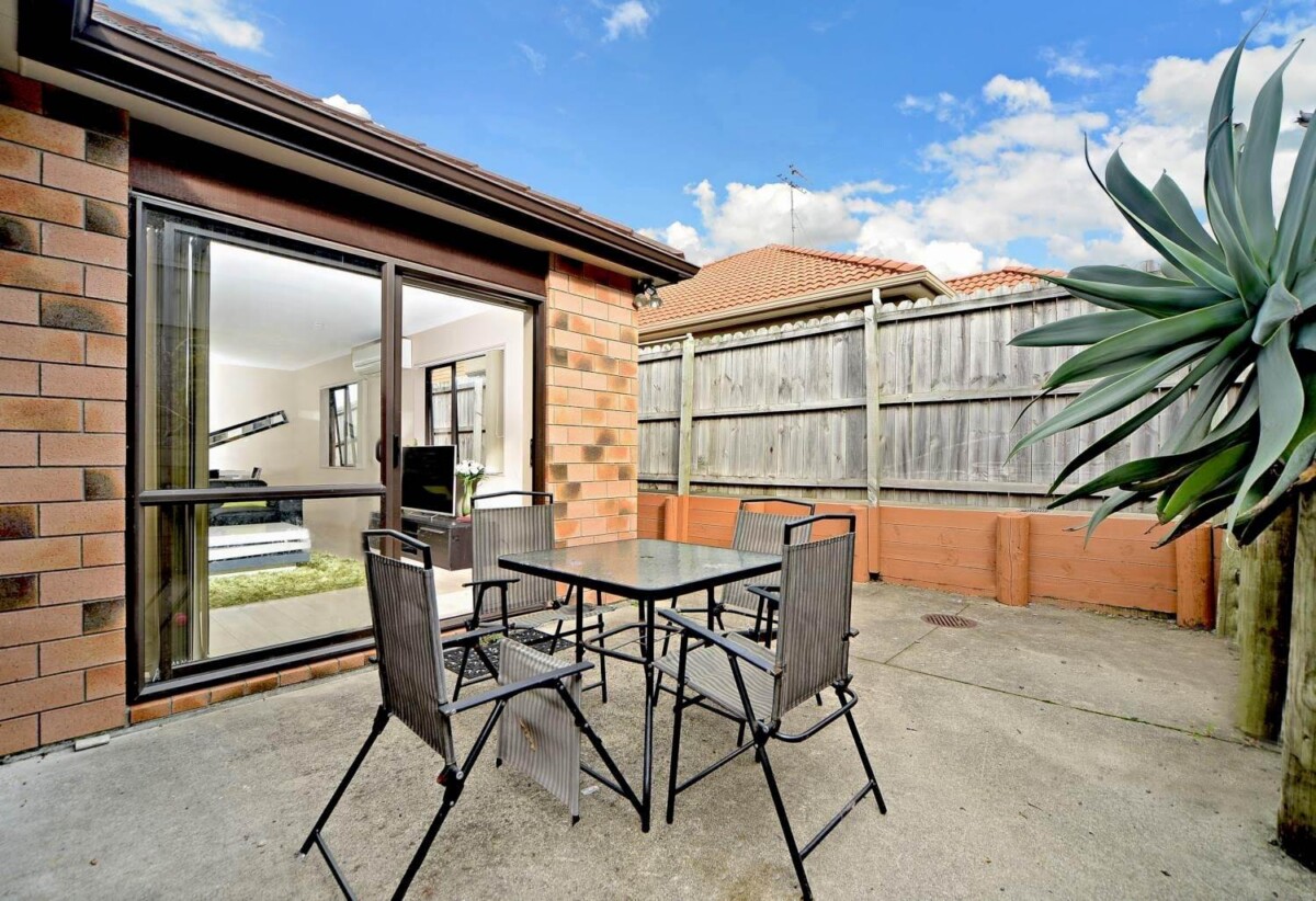 For rent, 4 beds 2 baths house with double garage, available now, 5 Mandival Avenue, Flat Bush, Auckland