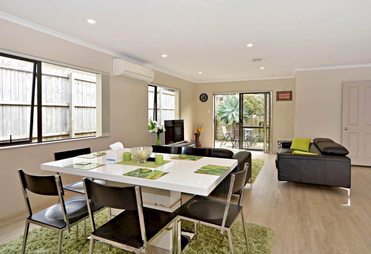 For rent, 4 beds 2 baths house with double garage, available now, 5 Mandival Avenue, Flat Bush, Auckland