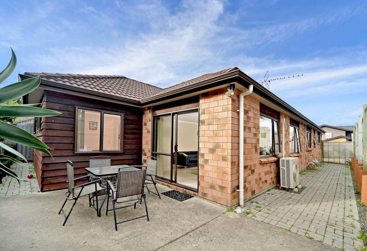 For rent, 4 beds 2 baths house with double garage, available now, 5 Mandival Avenue, Flat Bush, Auckland