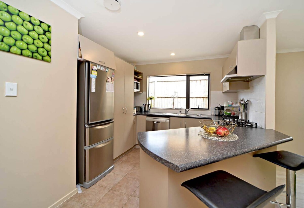 For rent, 4 beds 2 baths house with double garage, available now, 5 Mandival Avenue, Flat Bush, Auckland