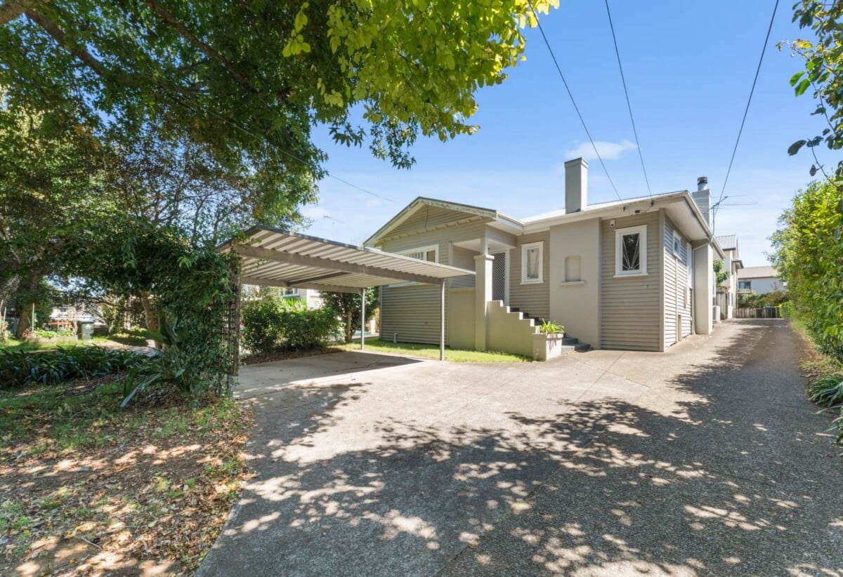 3 beds 2 baths home with carport, close to schools, Royal Oak Shopping Centre, 0.4 km to Royal Oak School, 1/93 Pah Road, Epsom, Auckland