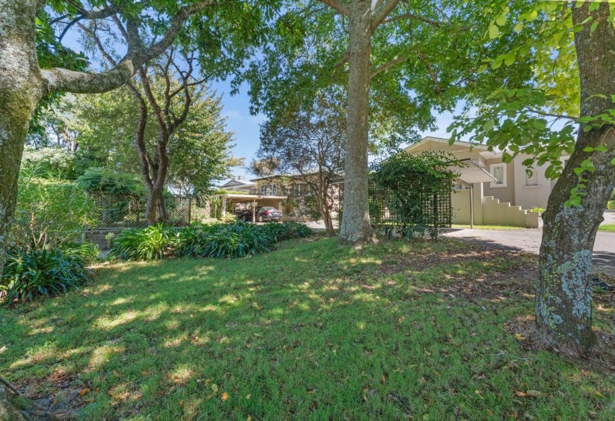 3 beds 2 baths home with carport, close to schools, Royal Oak Shopping Centre, 0.4 km to Royal Oak School, 1/93 Pah Road, Epsom, Auckland