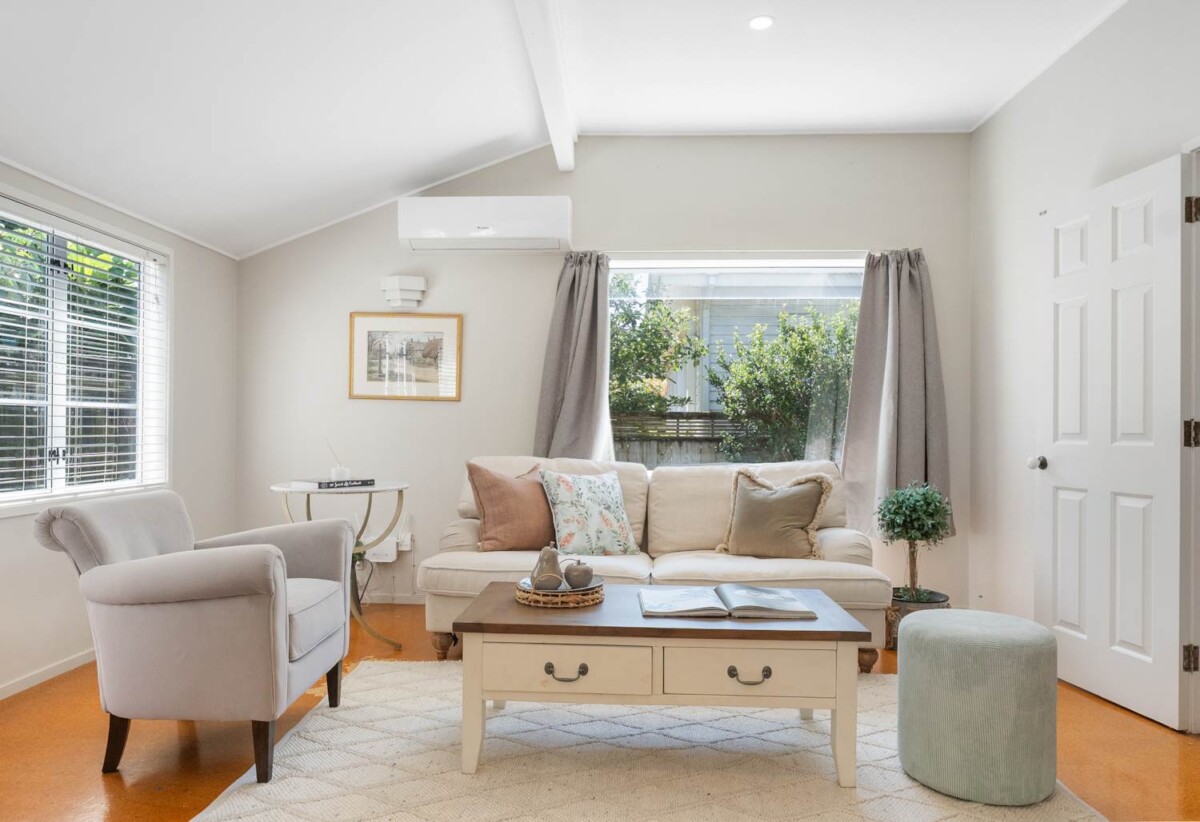 3 beds 2 baths home with carport, close to schools, Royal Oak Shopping Centre, 0.4 km to Royal Oak School, 1/93 Pah Road, Epsom, Auckland