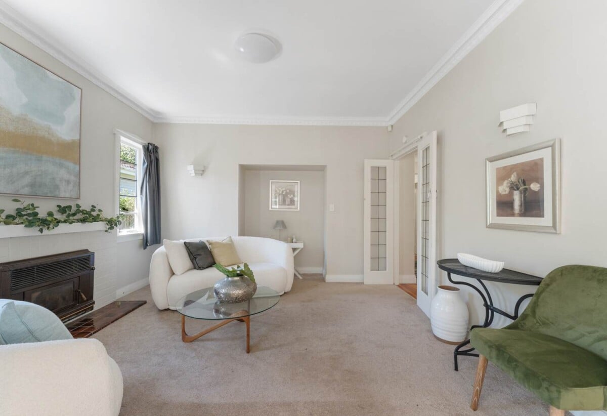 3 beds 2 baths home with carport, close to schools, Royal Oak Shopping Centre, 0.4 km to Royal Oak School, 1/93 Pah Road, Epsom, Auckland