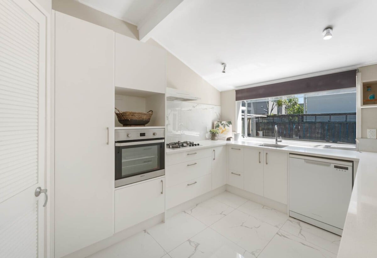 3 beds 2 baths home with carport, close to schools, Royal Oak Shopping Centre, 0.4 km to Royal Oak School, 1/93 Pah Road, Epsom, Auckland