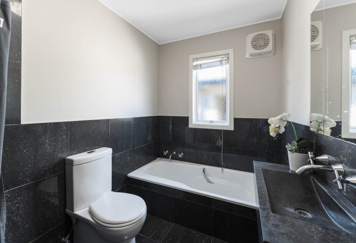 3 beds 2 baths home with carport, close to schools, Royal Oak Shopping Centre, 0.4 km to Royal Oak School, 1/93 Pah Road, Epsom, Auckland