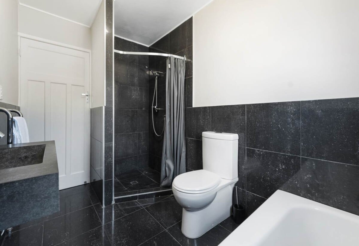3 beds 2 baths home with carport, close to schools, Royal Oak Shopping Centre, 0.4 km to Royal Oak School, 1/93 Pah Road, Epsom, Auckland