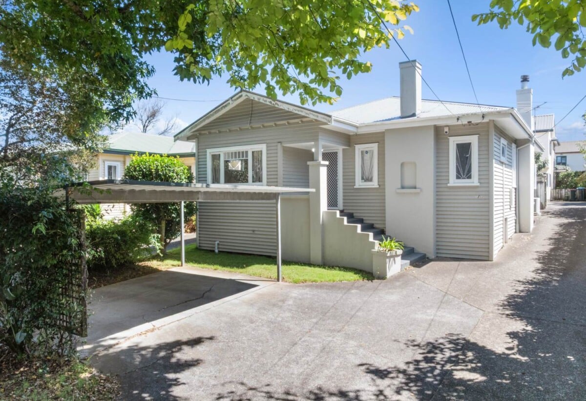 3 beds 2 baths home with carport, close to schools, Royal Oak Shopping Centre, 0.4 km to Royal Oak School, 1/93 Pah Road, Epsom, Auckland