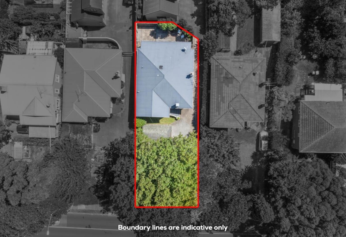 3 beds 2 baths home with carport, close to schools, Royal Oak Shopping Centre, 0.4 km to Royal Oak School, 1/93 Pah Road, Epsom, Auckland
