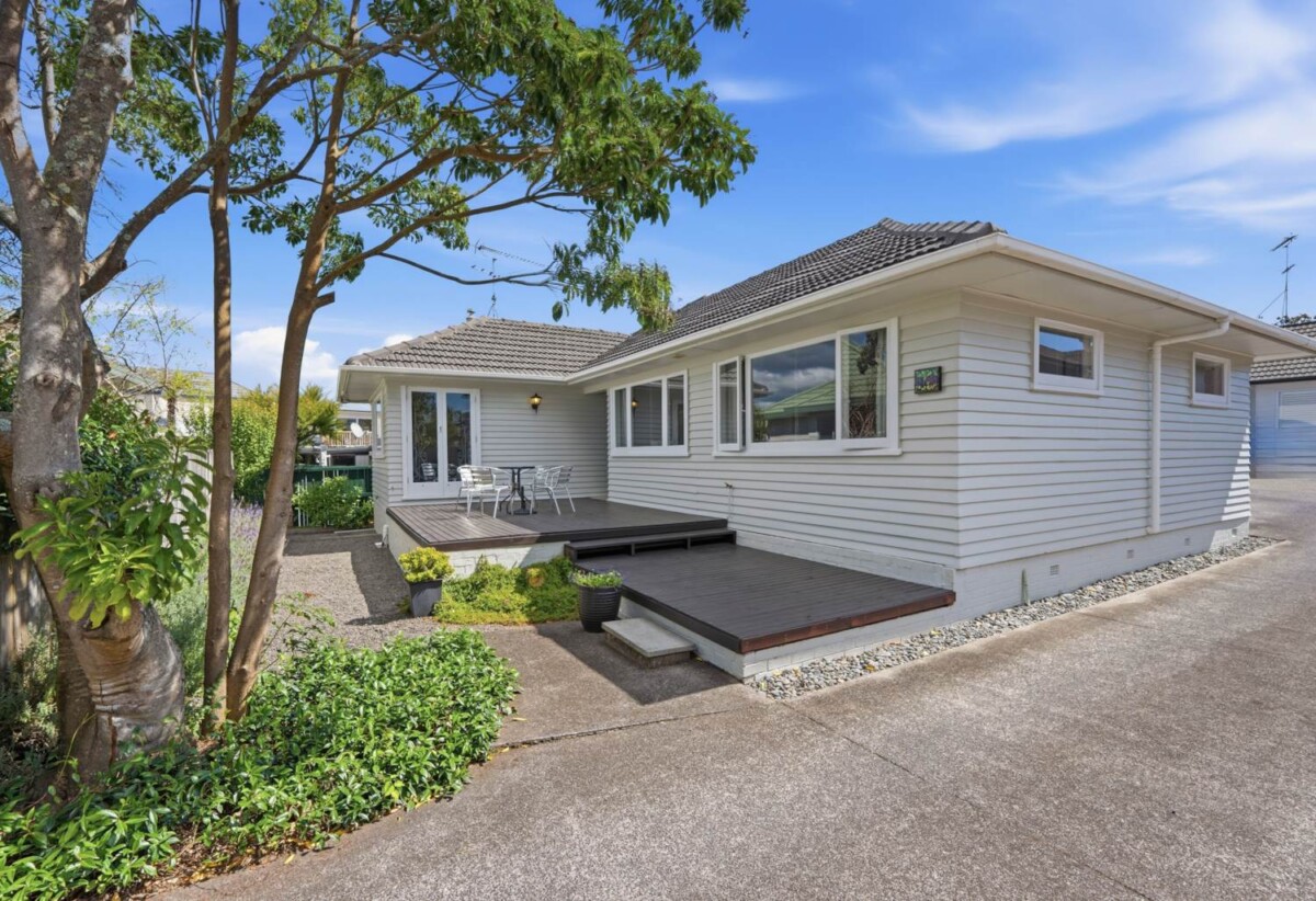 Once in 12 years, 3 beds 1 bath house with double garage, walks to New World supermarket, close to schools, park, 0.5 km to Owairoa School, 169B Wellington Street, Howick, Auckland