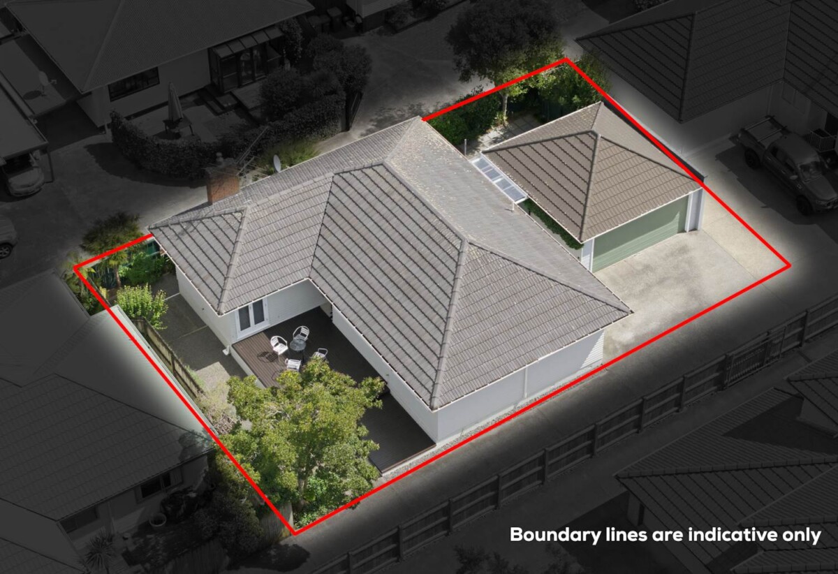Once in 12 years, 3 beds 1 bath house with double garage, walks to New World supermarket, close to schools, park, 0.5 km to Owairoa School, 169B Wellington Street, Howick, Auckland