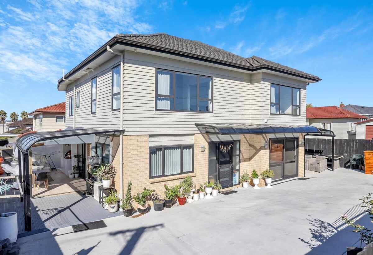 5 beds 3.5 baths house, close to schools, shops shopping centre, airport, motorway access, 0.5 km to Puhinui School, 12 Ranfurly Road, Papatoetoe, Auckland