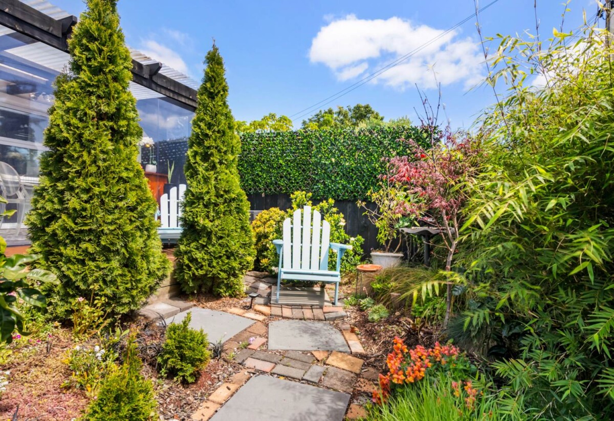 For rent, 1 bedroom fully furnished (Can be unfurnished) unit with car park, Pets negotiable. Suit up to two people, available now, 2/14 Argyle Street, Herne Bay, Auckland